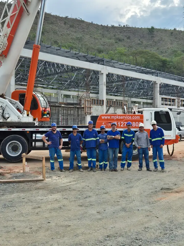 Equipe com Guindaste