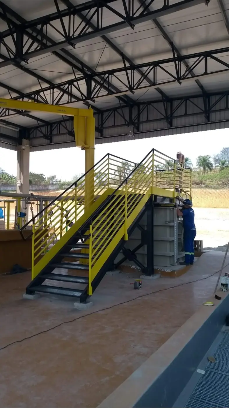Escada industrial metálica com guarda-corpo fabricada conforme NR-12