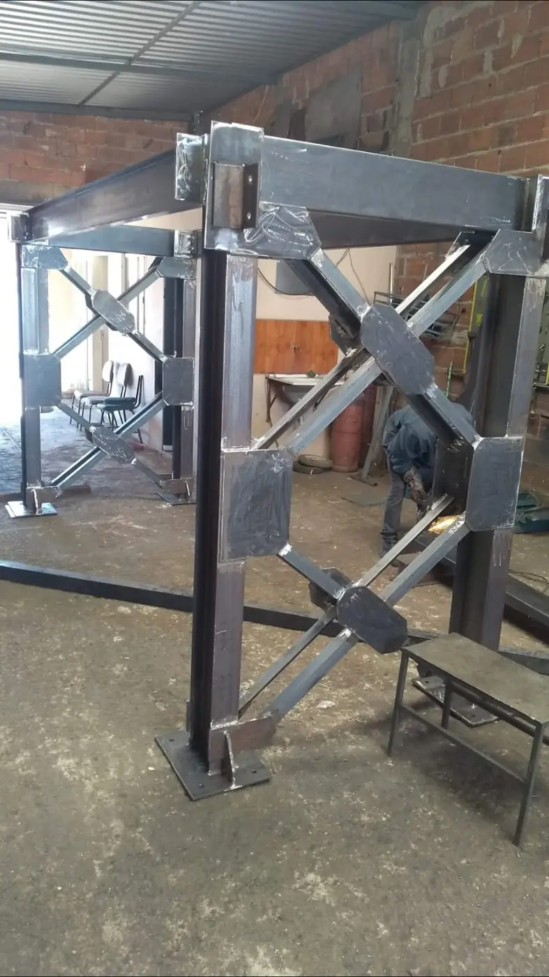 Estrutura metálica fabricada por serralheria industrial em obra no Vale do Paraíba