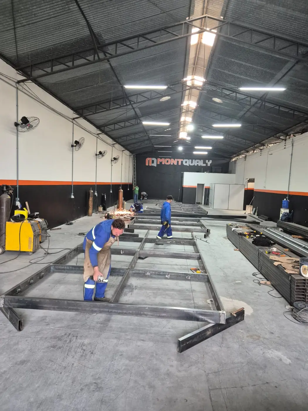 Oficina de caldeiraria e serralheria industrial com fabricação de peças metálicas