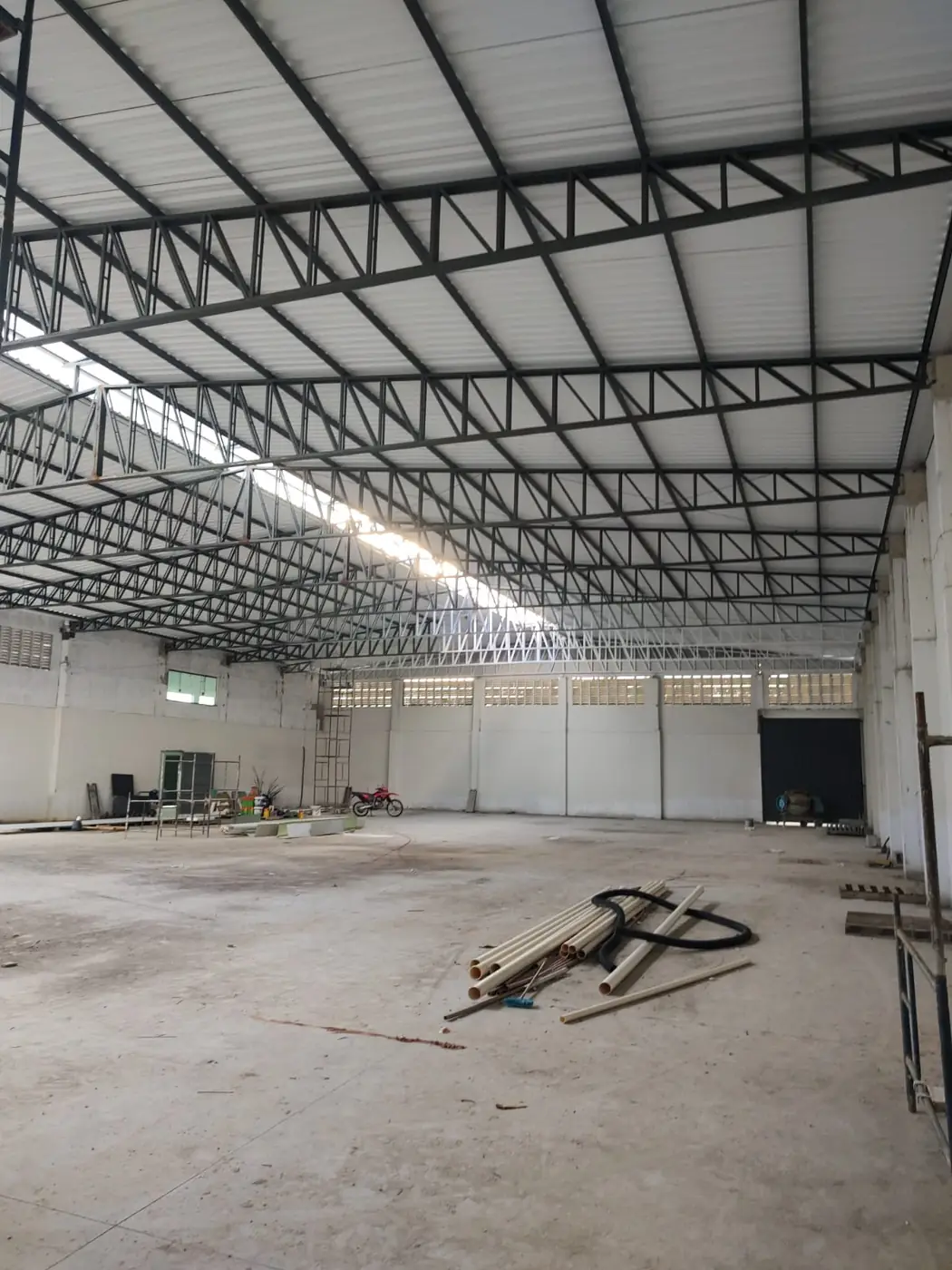 Interior de galpão industrial com estrutura metálica, espaço ideal para instalação de mezanino