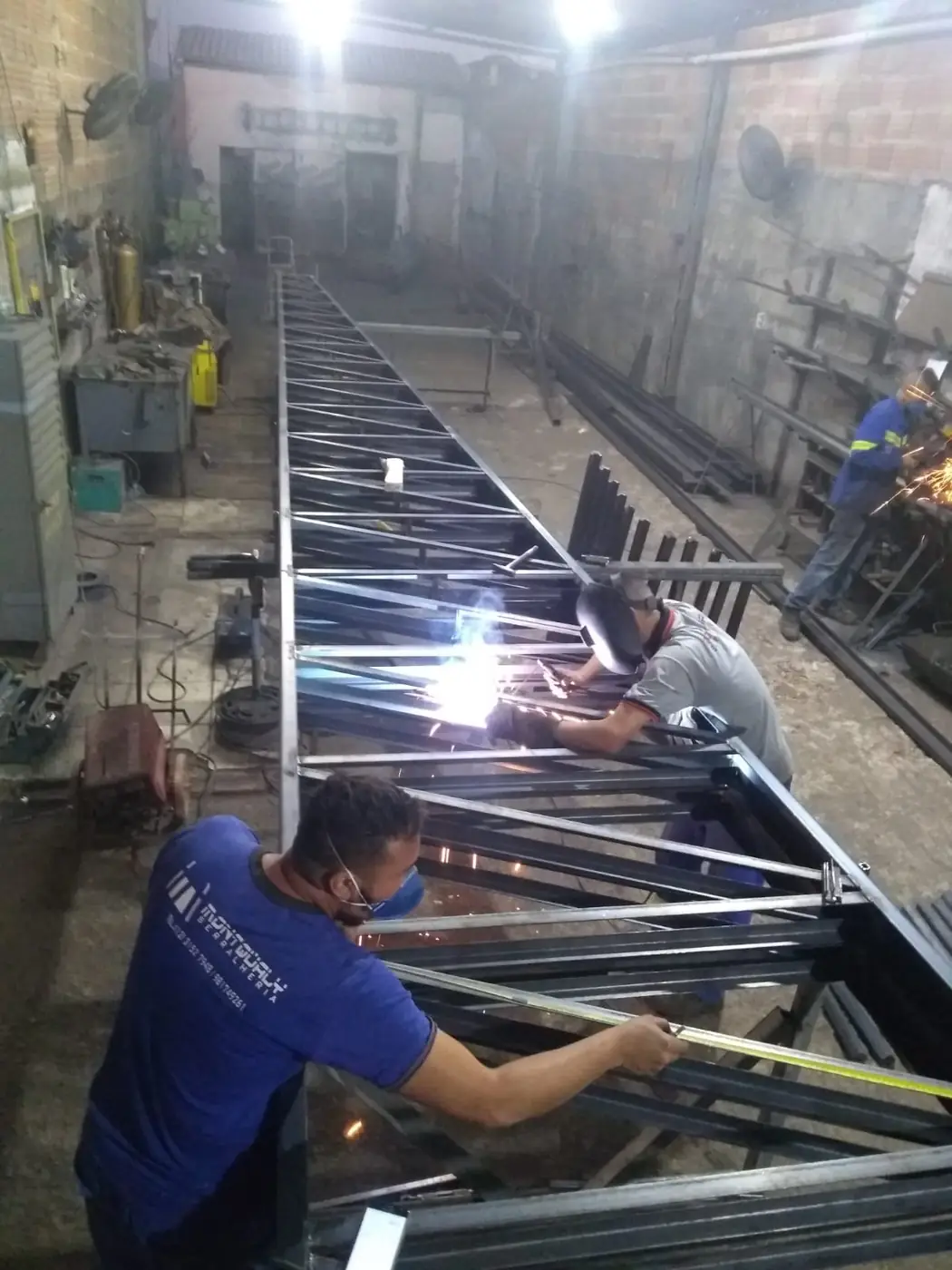 Soldador executando soldagem industrial durante parada programada de manutenção